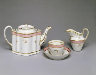Teiera, brocca, tazza e piattino di New Hall con decorazione in smalto e oro, c.1790-1800